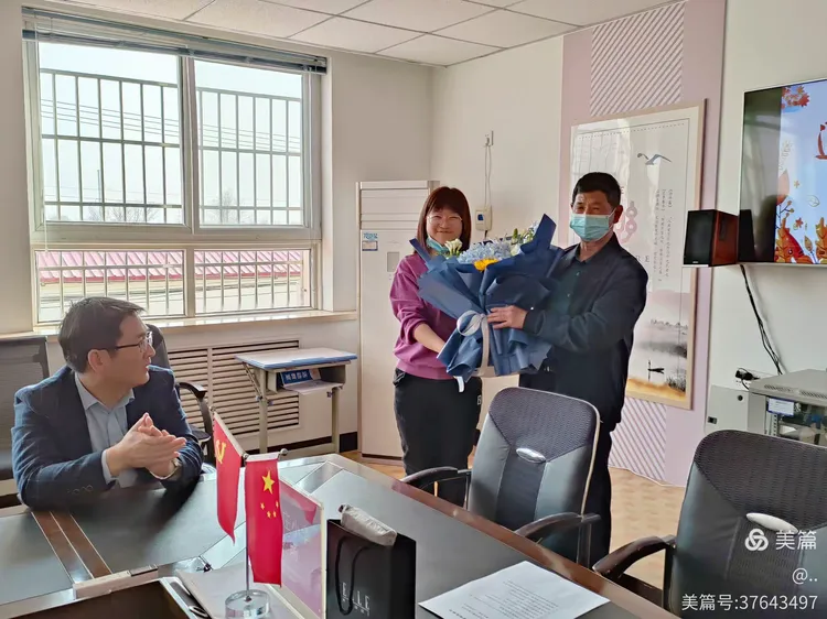 小小的空间里充满了依依惜别之情,李敬学老师默默奉